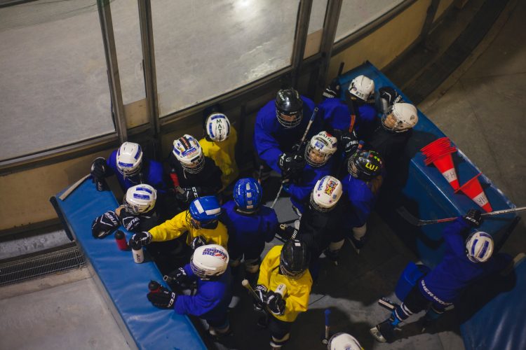 Ett hockeylag utanför rinken